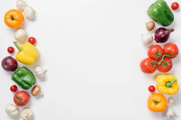 Vista superior de pimientos, cebollas y champiñones maduros aislados en blanco - foto de stock