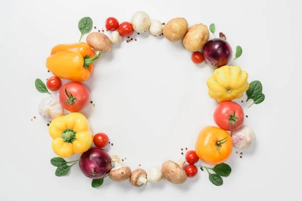 Vue du haut du cercle de délicieux légumes mûrs isolés sur blanc — Photo de stock