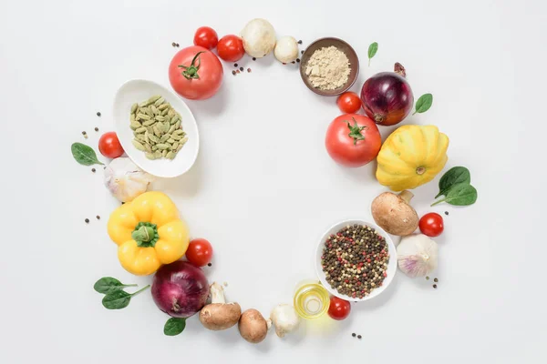 Vue du dessus du cercle de légumes et d'épices isolé sur blanc — Photo de stock