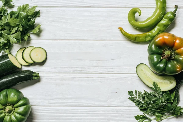 Vue du dessus des légumes verts mûrs sur table en bois blanc — Photo de stock