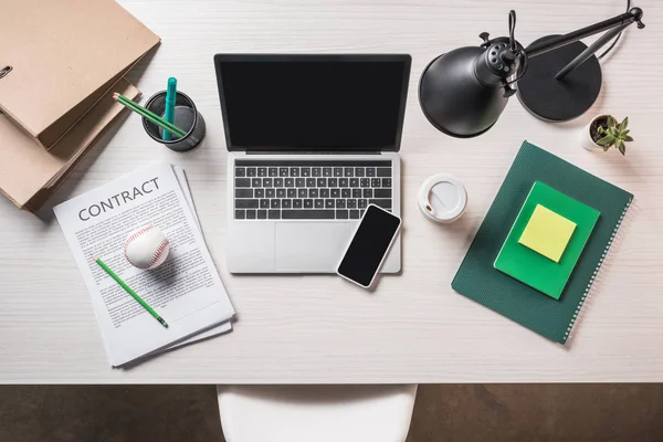 Visão superior do contrato, bola de beisebol, gadgets e artigos de papelaria na mesa de trabalho — Fotografia de Stock