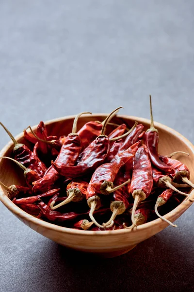Закрыть вид на острый перец чили в миске на серой поверхности — стоковое фото
