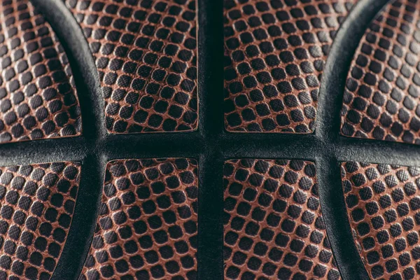 Gros plan de ballon de basket en cuir brun — Photo de stock