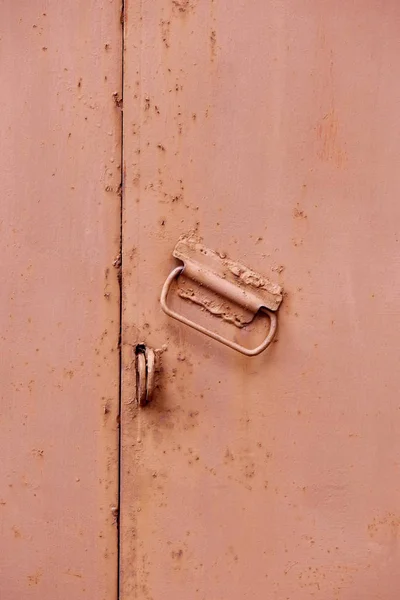 Vista de cerca de la puerta metálica grumosa como telón de fondo - foto de stock