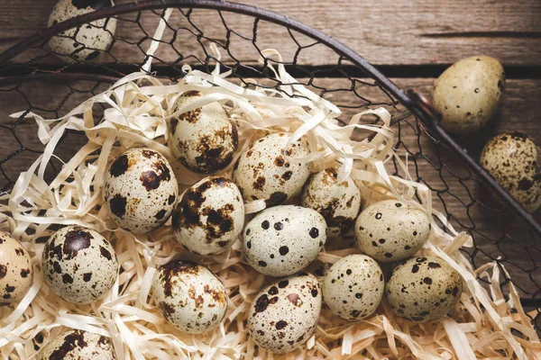 Vista dall'alto di uova di quaglia biologiche in trucioli sul tavolo di legno — Foto stock
