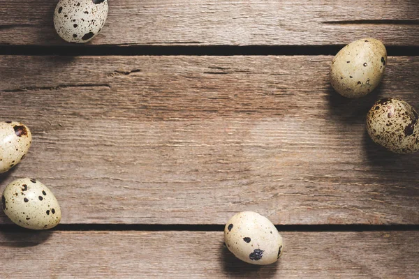 Vue de dessus des oeufs de caille biologiques crus sains sur la table en bois — Photo de stock