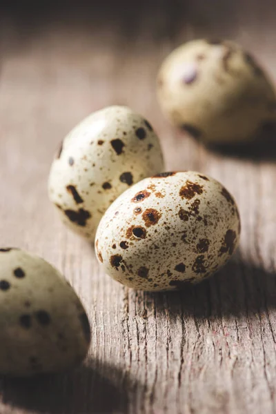 Vue rapprochée des œufs de caille bio sains sur une table en bois — Photo de stock