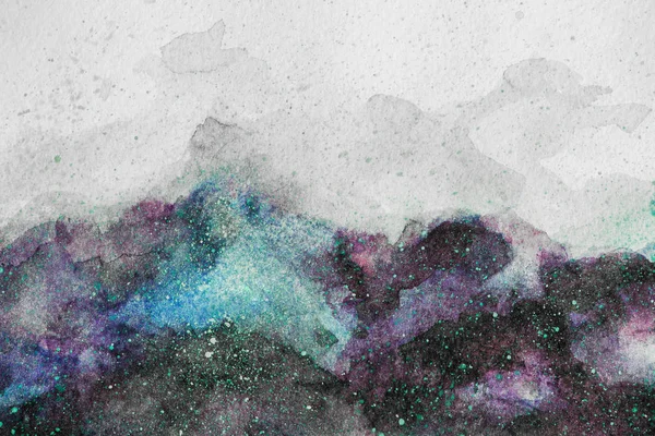 Peinture d'univers avec des peintures à l'aquarelle violettes et vertes sur fond blanc — Photo de stock