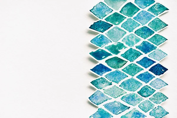 Vista superior de la plantilla abstracta hecha de pinturas de acuarela azul y verde sobre fondo blanco - foto de stock