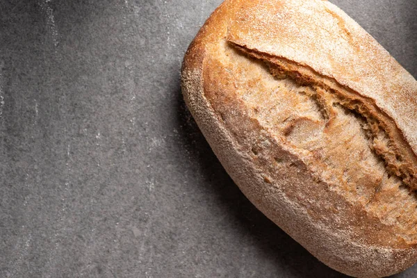 Draufsicht auf Ciabatta-Brot auf grauer Oberfläche — Stockfoto