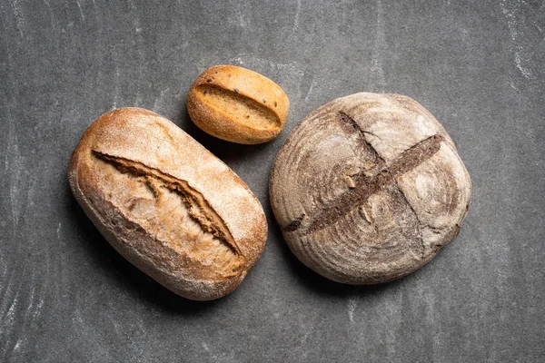 Vista superior de los holgazanes de pan de ciabatta sobre la mesa gris - foto de stock