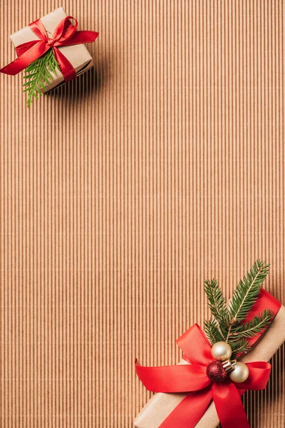Vista elevada de caixas de presente decoradas com bugigangas de Natal na superfície — Fotografia de Stock