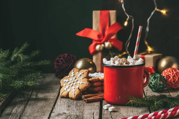 Xícara de cacau quente com marshmallows na mesa de madeira com pão de gengibre de Natal — Fotografia de Stock