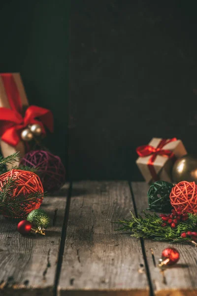 Weihnachtsdekoration und Geschenkboxen auf Holztisch mit Kopierraum — Stockfoto