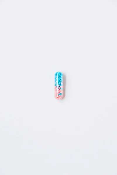 Draufsicht auf rosa und blaue medizinische Kapsel auf weiß — Stockfoto