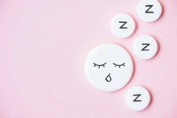 Top view of sleeping pills with drawn face and Z signs on pink — Stock Photo