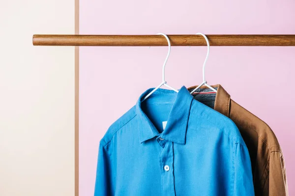 Casual Shirts auf Kleiderbügeln, Modebranche — Stockfoto
