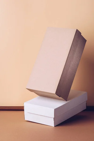 Zwei Schuhschachteln auf beige — Stockfoto