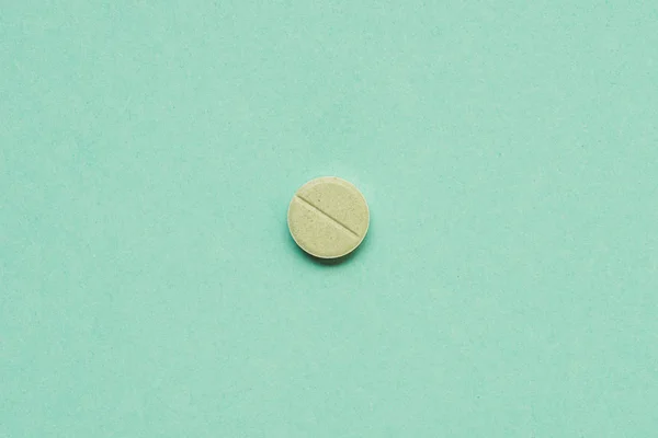 Вид сверху круглых табличек на зеленом фоне — стоковое фото