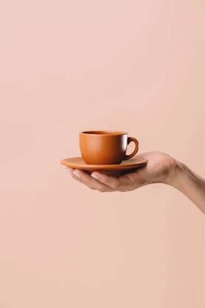 Tiro cortado de mulher segurando xícara de café isolado no bege — Fotografia de Stock