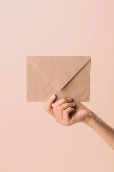 Tiro cortado de mulher segurando envelope isolado em bege — Fotografia de Stock