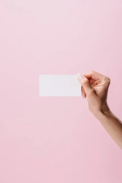 Tiro recortado de mulher segurando cartão de visita em branco isolado em rosa — Fotografia de Stock