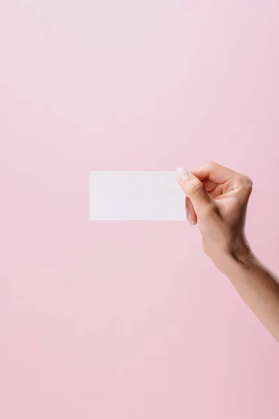 Plan recadré de femme tenant une carte de visite vierge isolée sur rose — Photo de stock