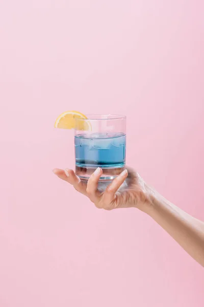 Tiro recortado de mujer sosteniendo vaso de cóctel aislado en rosa — Stock Photo