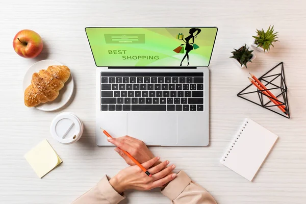 Cropped shot of female hands, laptop with best shopping website and lunch on table in office — Stock Photo