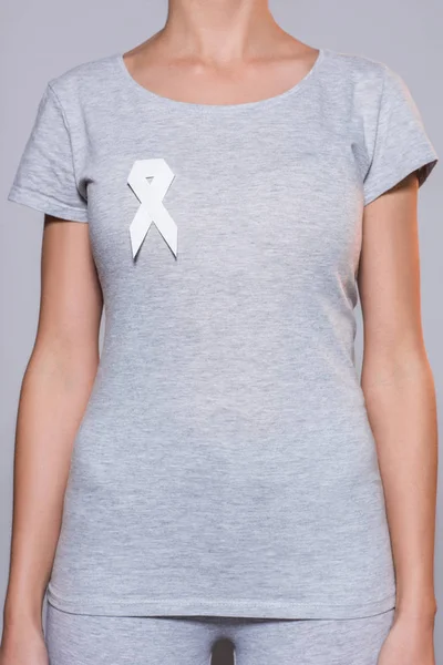 Обрізаний знімок жінки в сірій сорочці з обізнаністю про рак легенів біла стрічка на сірому тлі — стокове фото