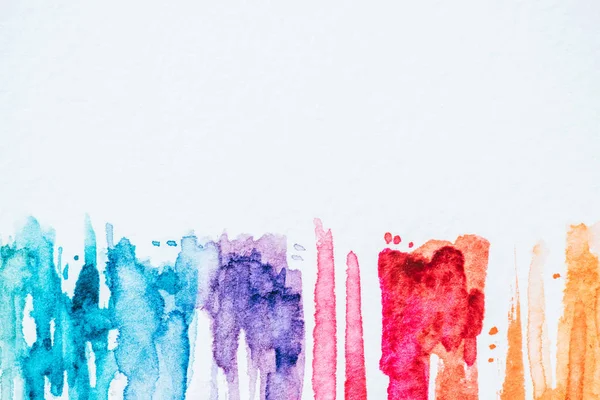 Aquarelle colorée abstraite coups sur fond de papier blanc — Photo de stock