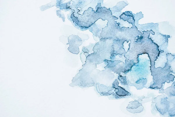 Abstrakte Tapete mit blauen Aquarellflecken — Stockfoto