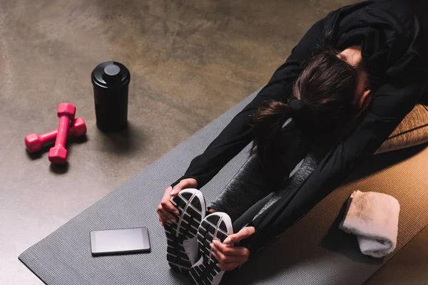 Vue recadrée d'étirement femme sportive — Photo de stock