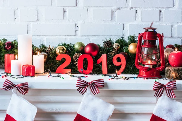 Signo de año 2019 con corona de Navidad, velas y calcetines - foto de stock