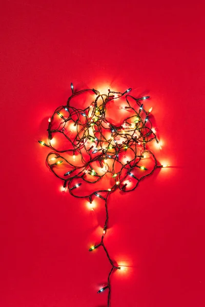 Guirnaldas de colores en forma de árbol sobre fondo rojo — Stock Photo