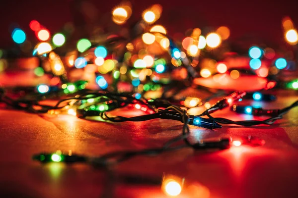 Brillantes guirnaldas de colores como fondo de Navidad - foto de stock