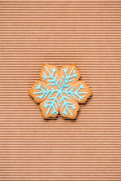 Vista dall'alto di fiocco di neve pan di zenzero cookie sullo sfondo strutturato — Foto stock
