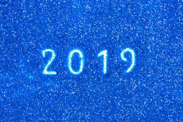 2019 ano novo cantar no fundo azul brilhante — Fotografia de Stock