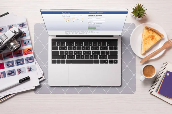 Закласти офісному столі з ноутбук з сайту facebook на екрані, плоскі — Stock Photo