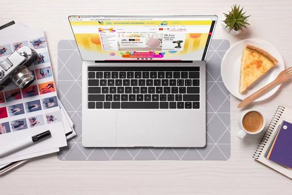 Office desk with laptop and aliexpress website on screen, flat lay — Stock Photo