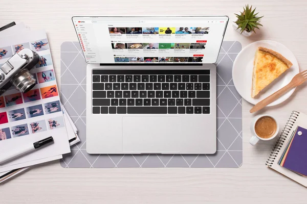 Office desk with laptop and youtube website on screen, flat lay — Stock Photo