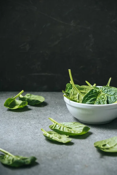 Hojas de espinacas verdes y saludables en un tazón - foto de stock