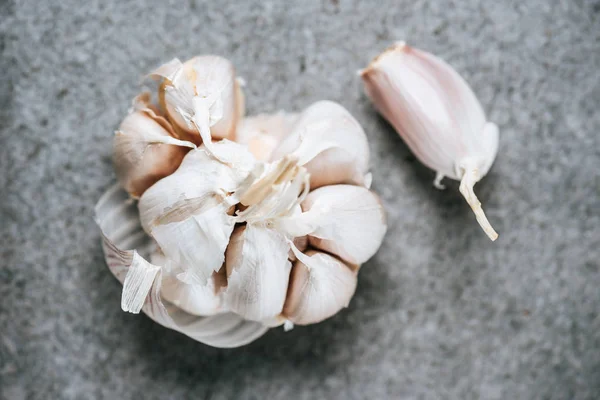 Draufsicht auf geschälte reife Knoblauchknolle auf grauem Hintergrund — Stockfoto