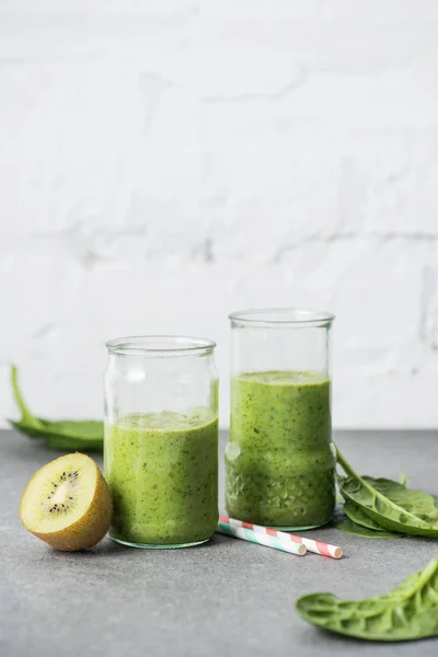 Smoothie verde orgánico nutritivo y saludable en vasos - foto de stock