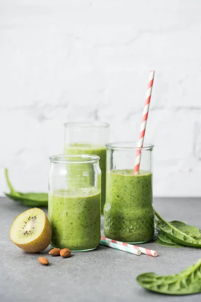 Frullato biologico verde e sano in bicchieri con cannucce — Foto stock