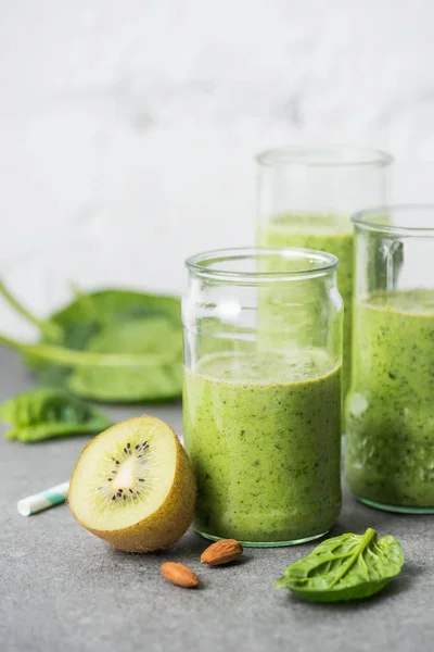 Smoothie orgânico verde e fresco em copos — Fotografia de Stock