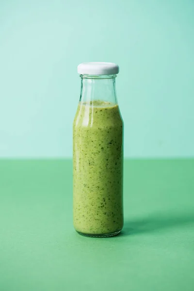 Green and fresh organic smoothie in glass bottle — Stock Photo