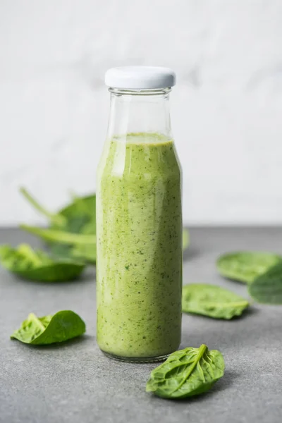 Frullato biologico miscelato verde in bottiglia di vetro — Foto stock