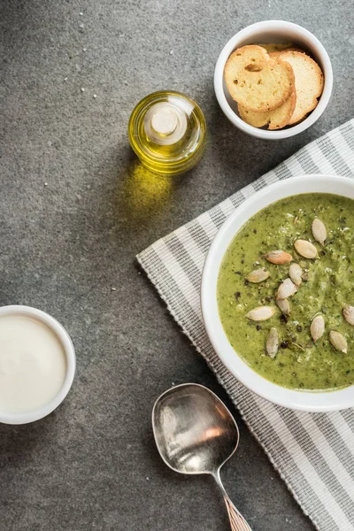 Vue du dessus de la soupe d'épinards crémeux maison avec croûtons — Photo de stock