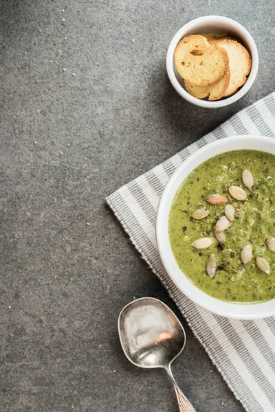 Vue du dessus de la soupe d'épinards crémeux maison avec croûtons — Photo de stock